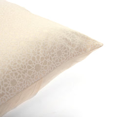 غطاء وسادة أبيض بنمط هندسي 18 × 18 بوصة (RM)